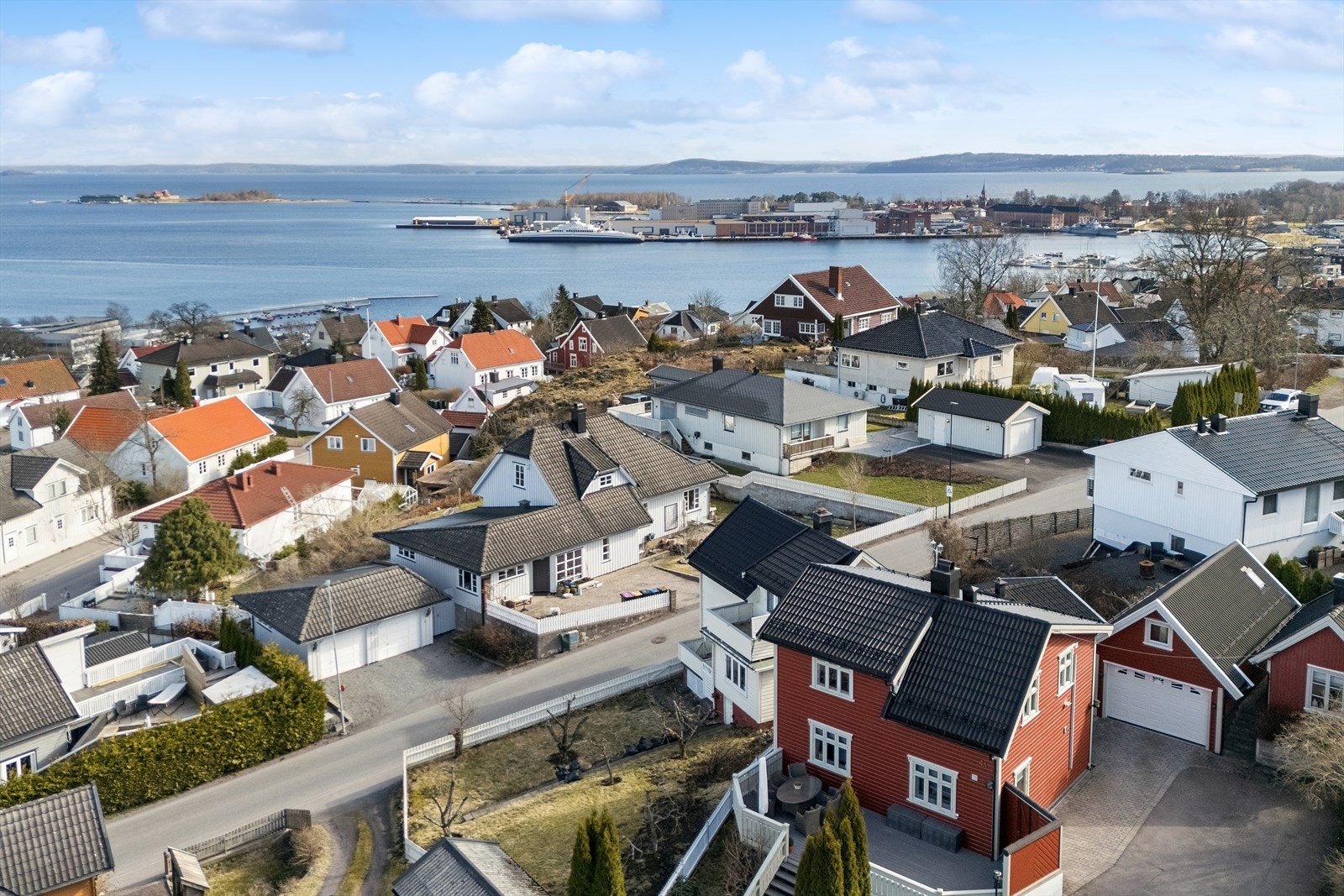 Fra eiendommen er det kort vei til både dagligvarebutikker som Kiwi og Meny og andre servicetilbud. Galleribilde