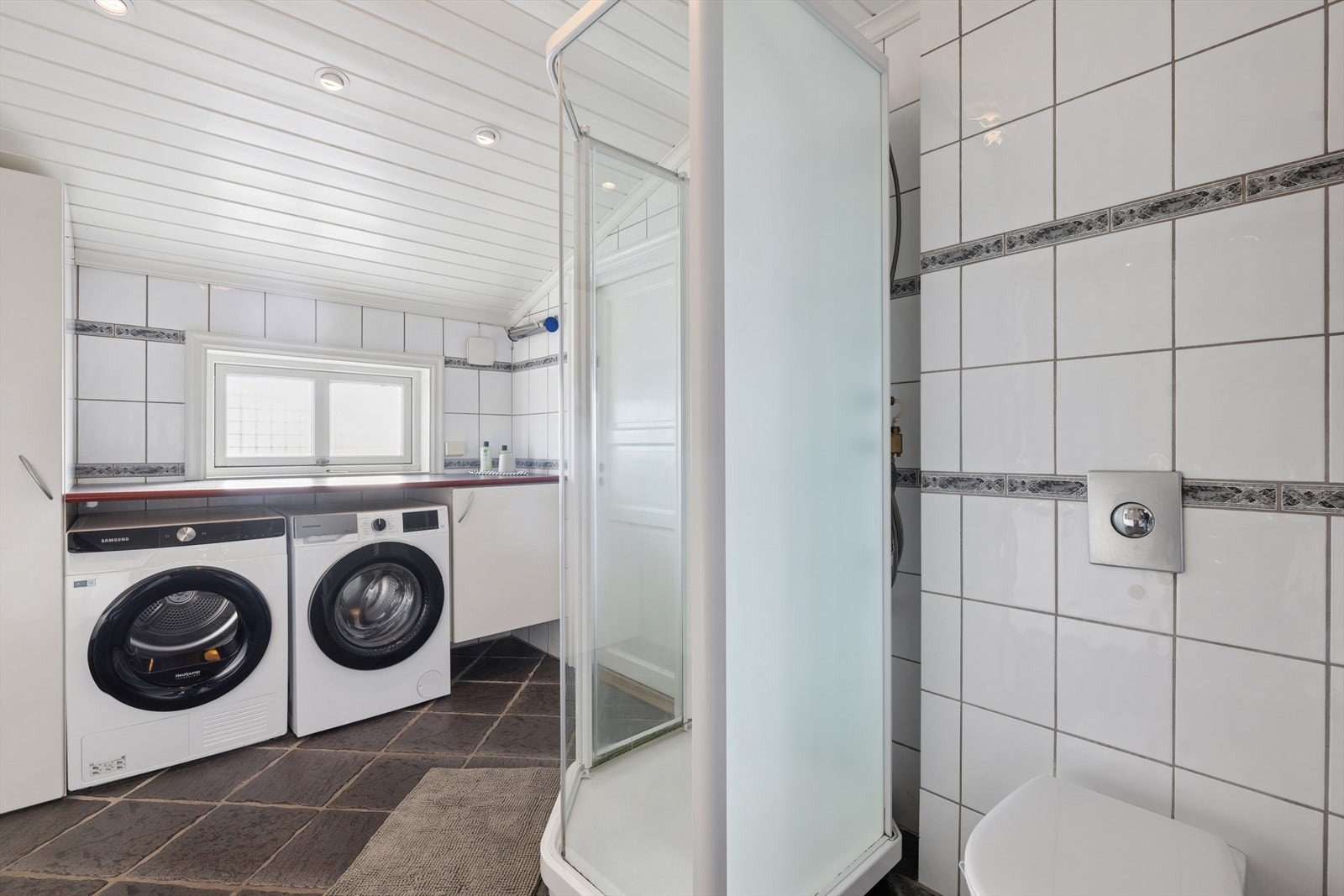 Badet er kombinert med vaskerom og har opplegg for både vaskemaskin og tørketrommel. Galleribilde
