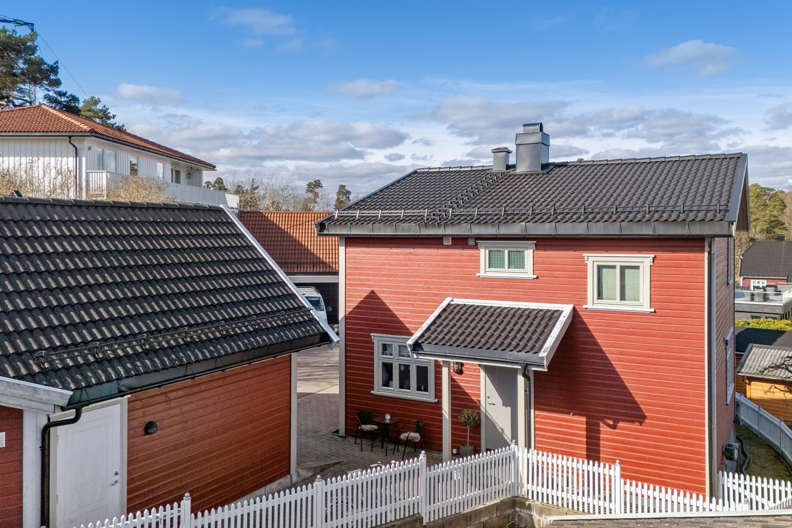 Boligen har en sjarmerende fasade med liggende bordkledning og et tak tekket med betongtakstein. Galleribilde