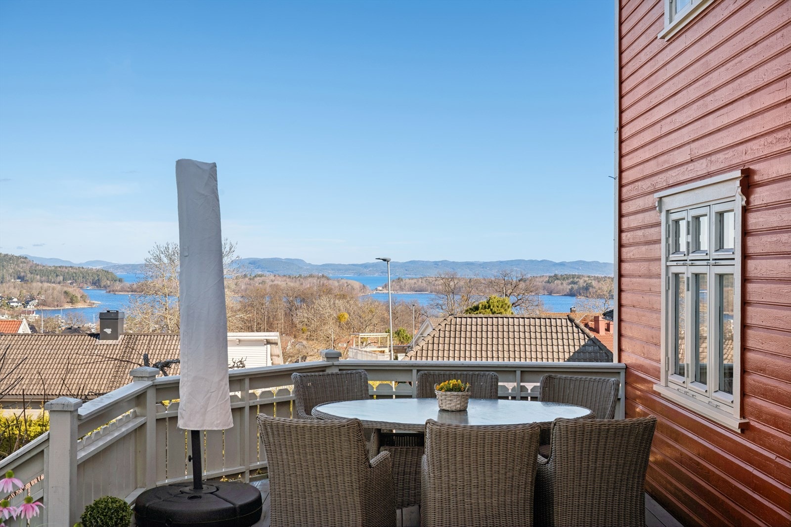 Terrassen har rikelig med plass til utemøbler og er et flott sted å nyte utsikten over fjorden. Flott uteareal til stor glede på gode og varme sommerdager. Galleribilde