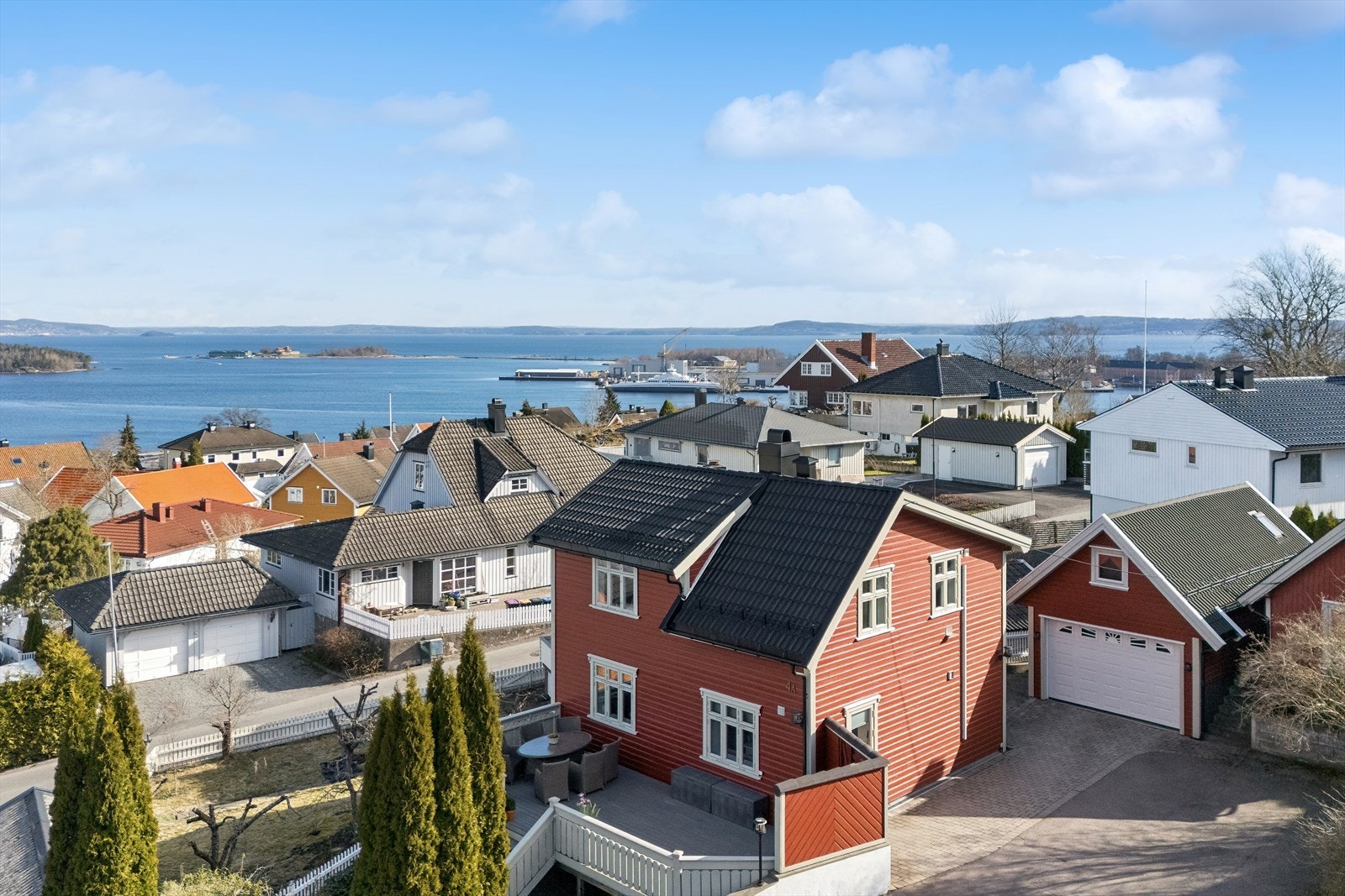 Robin Antonsen v/DNB Eiendom ønsker velkommen til Lilaasveien 4A!
En sjarmerende enebolig med en attraktiv og høytliggende plassering i et veletablert nabolag. Galleribilde
