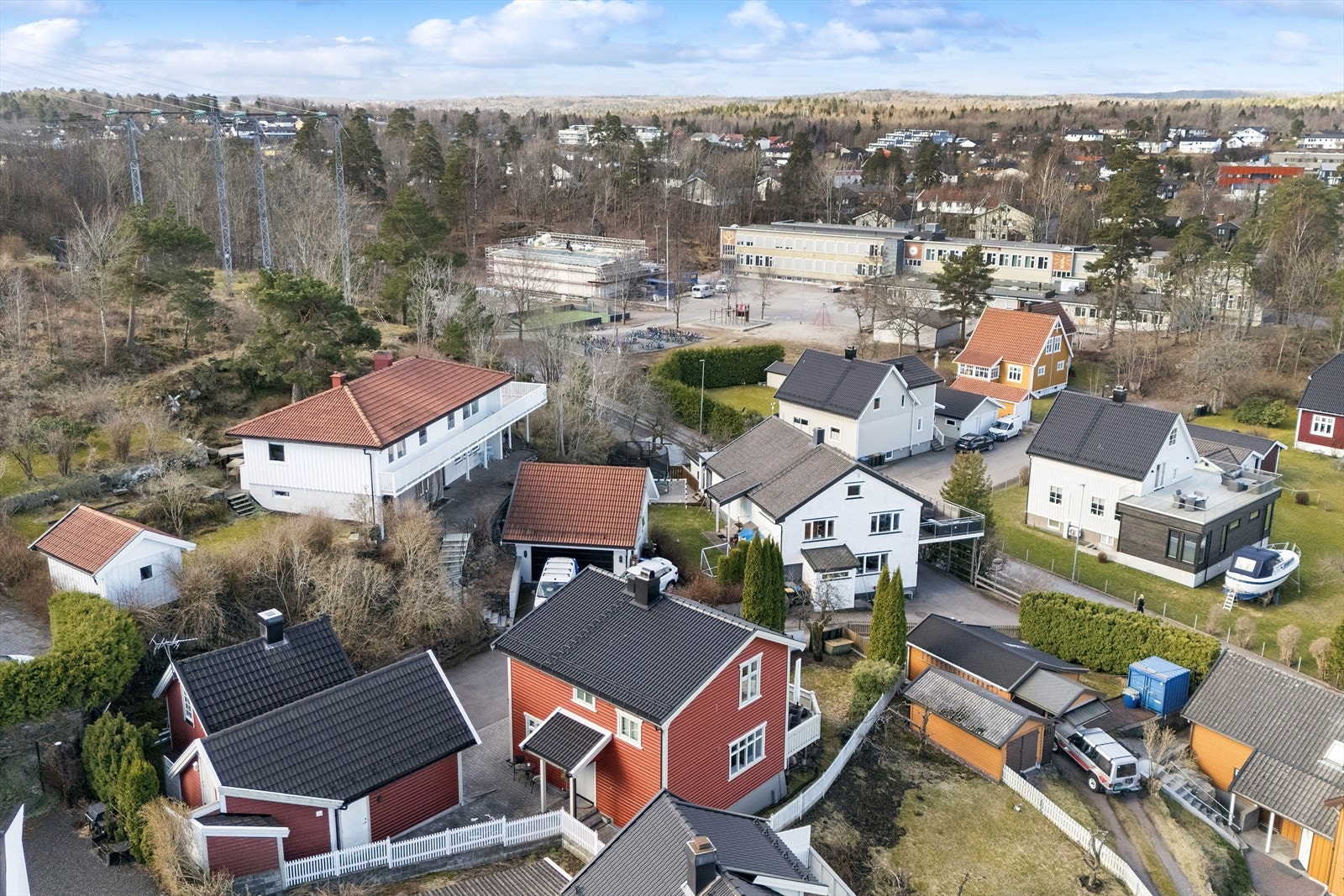 Lillås barneskole ligger i det man på meglerspråk kallet et steinkast unna Galleribilde