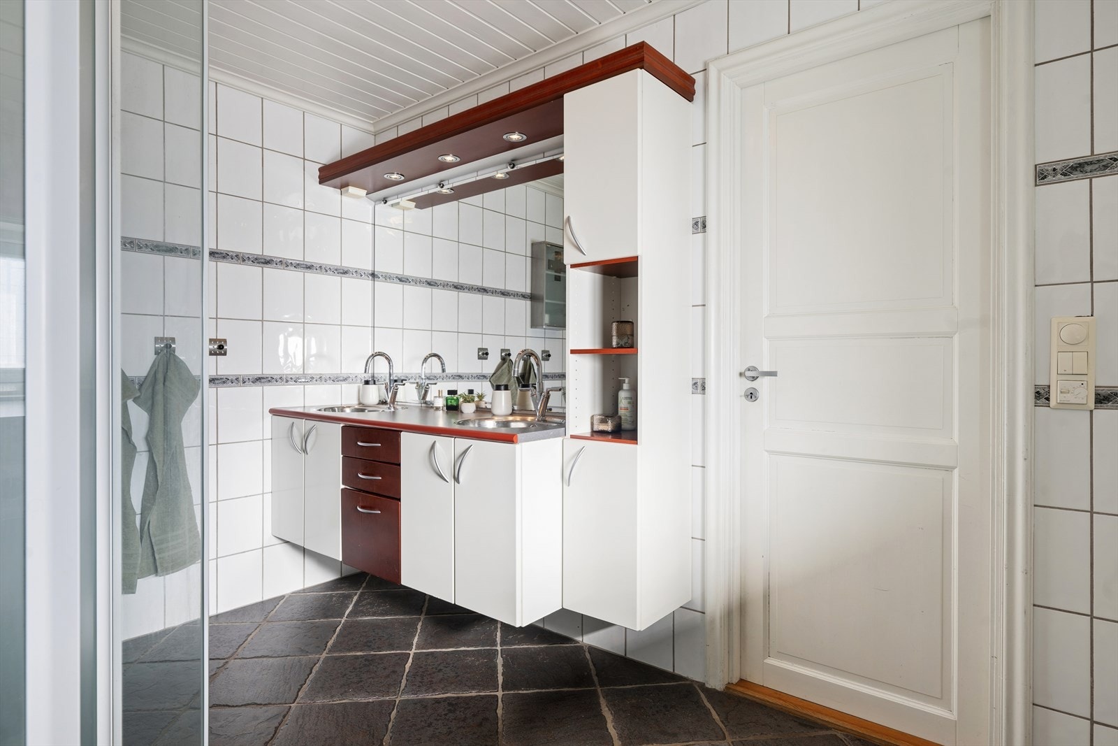 Badet i andre etasje har innredning med to nedfelte servanter og flislagt gulv med varmekabler. Galleribilde
