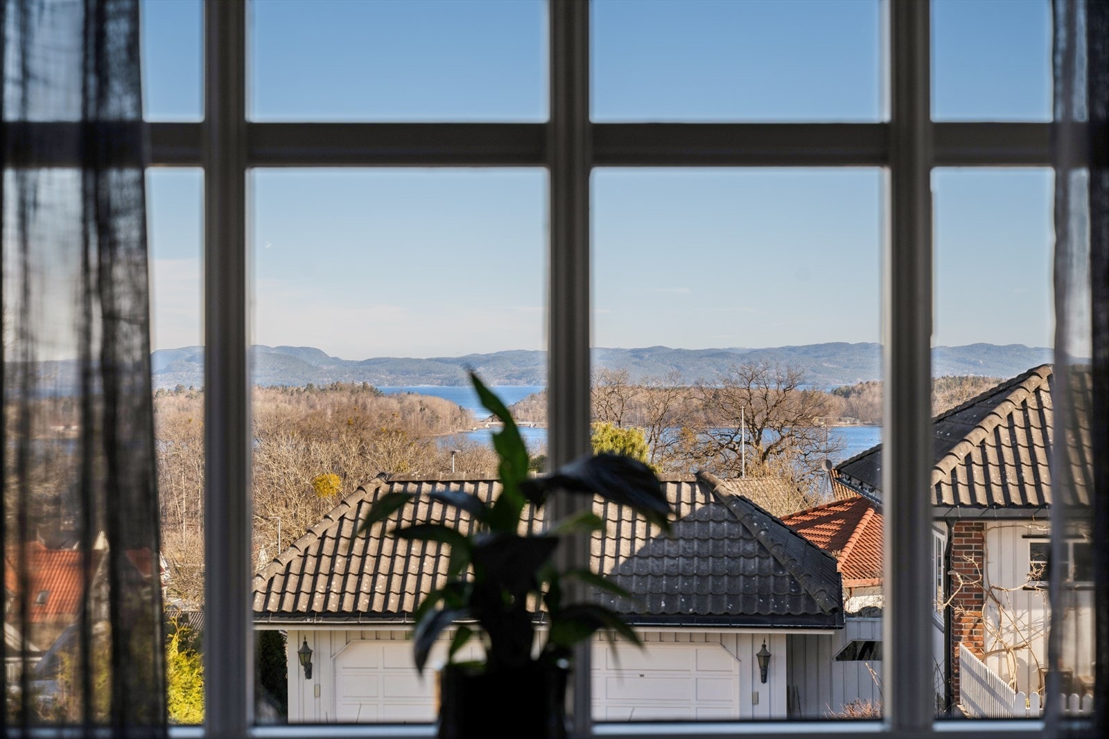 Fra boligen er det fin utsikt mot fjorden og innseilingen til Horten. Galleribilde