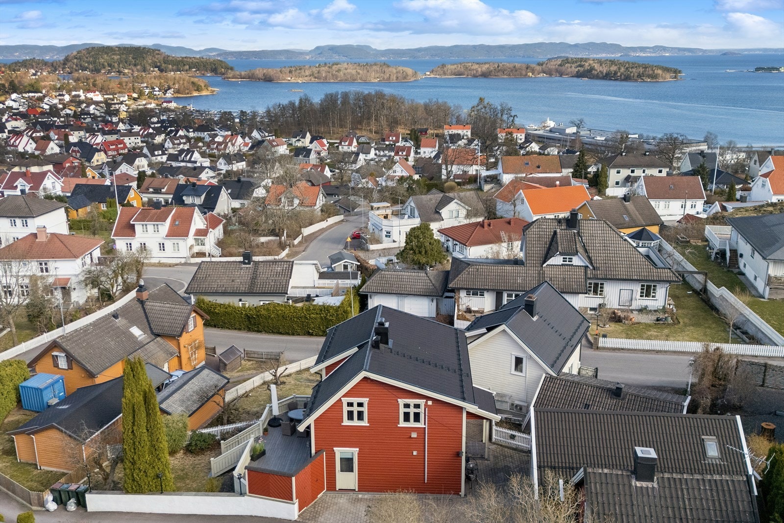 Eiendommen ligger høyt og fritt i et etablert og rolig boligområde med utsikt over fjorden. Galleribilde