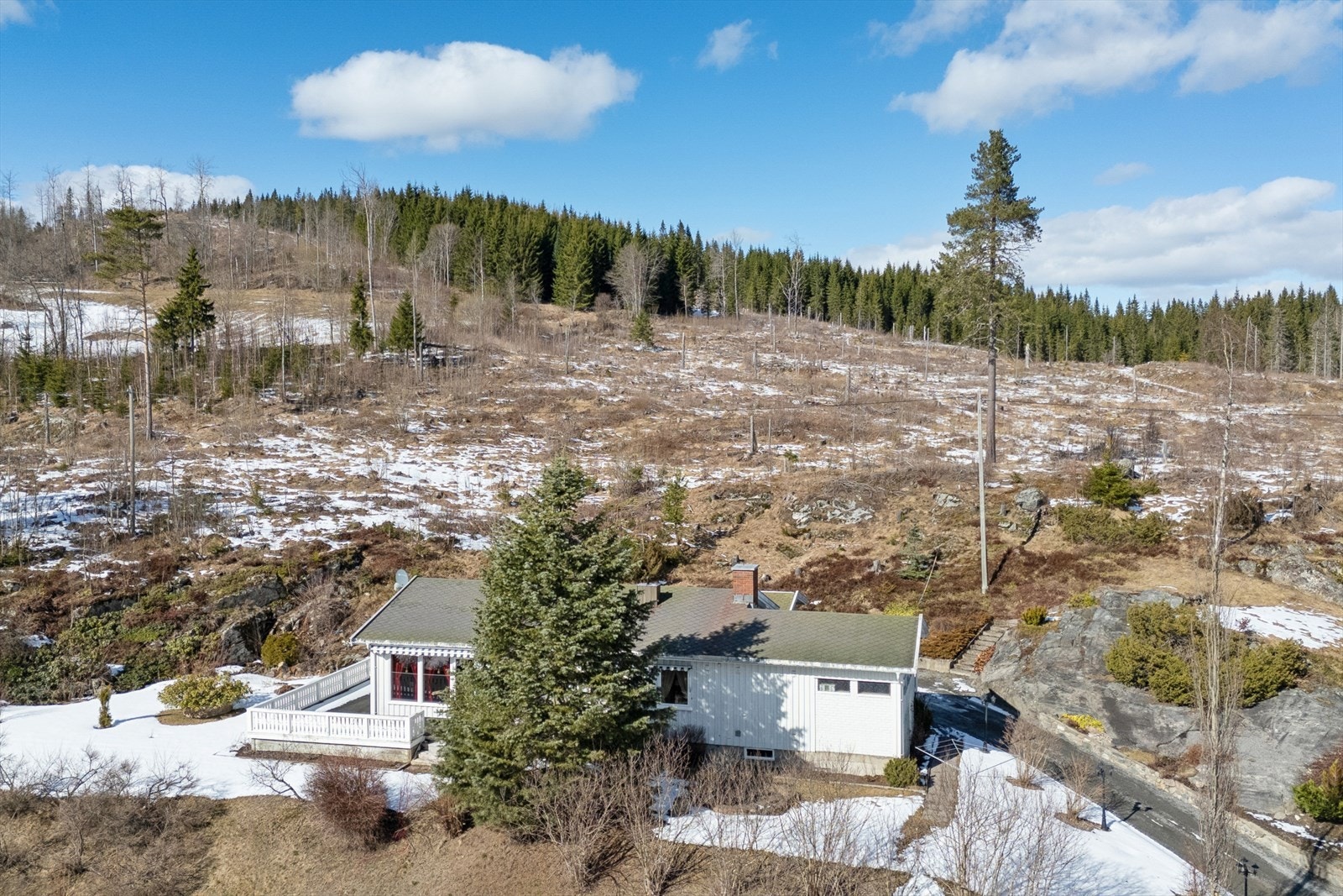 Eiendommen ligger i et landlig og åpent landskap, med nærhet til turmuligheter og kort veg til Raufoss. Galleribilde
