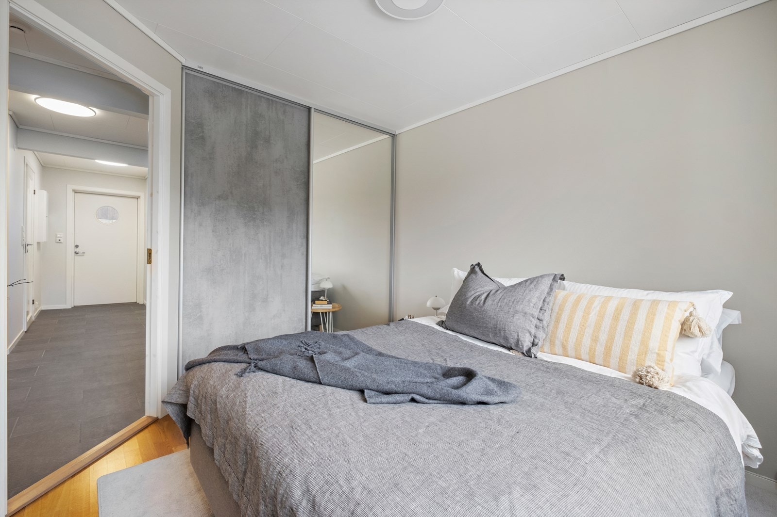 Romslig hovedsoverom med skyvedørsgarderobe og utgang til terrasse Galleribilde