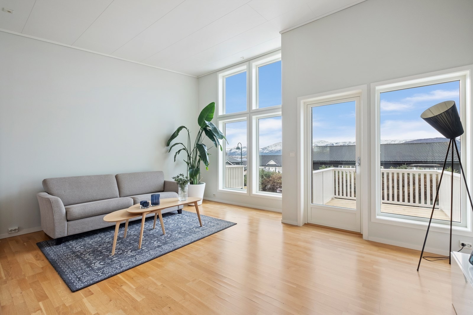 Luftig og lys stue med god takhøyde og store vindusflater. Galleribilde