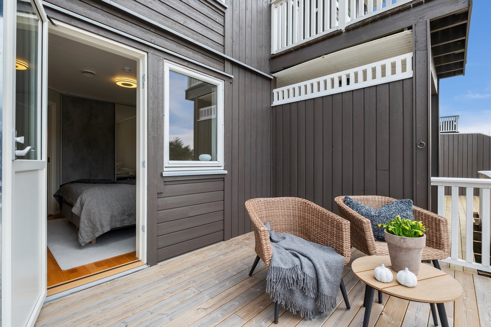 Romslig og solrik terrasse Galleribilde