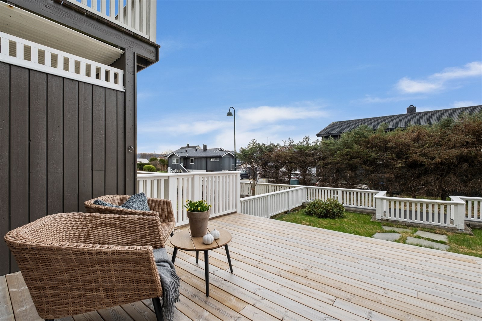 Romslig og solrik terrasse Galleribilde