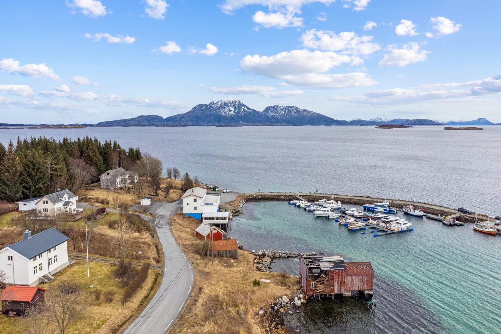 Her lever du med umiddelbar nærhet til sjøen og et åpent kystlandskap rett utenfor døren. Galleribilde