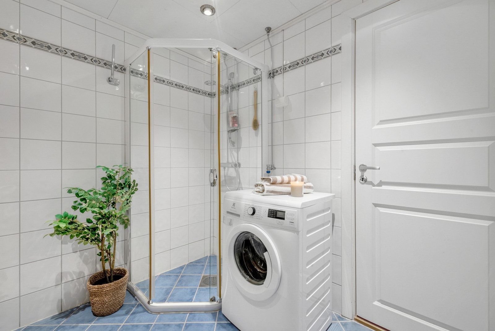 Badet er tilrettelagt med opplegg for vaskemaskin - en stor fordel i hverdagen. Galleribilde