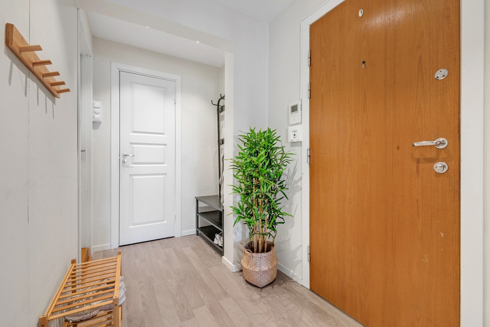 Entré og gang med god plass til å henge fra seg yttertøy og sette fra seg sko. Herfra er det også adkomst til en praktisk innvendig bod. Galleribilde