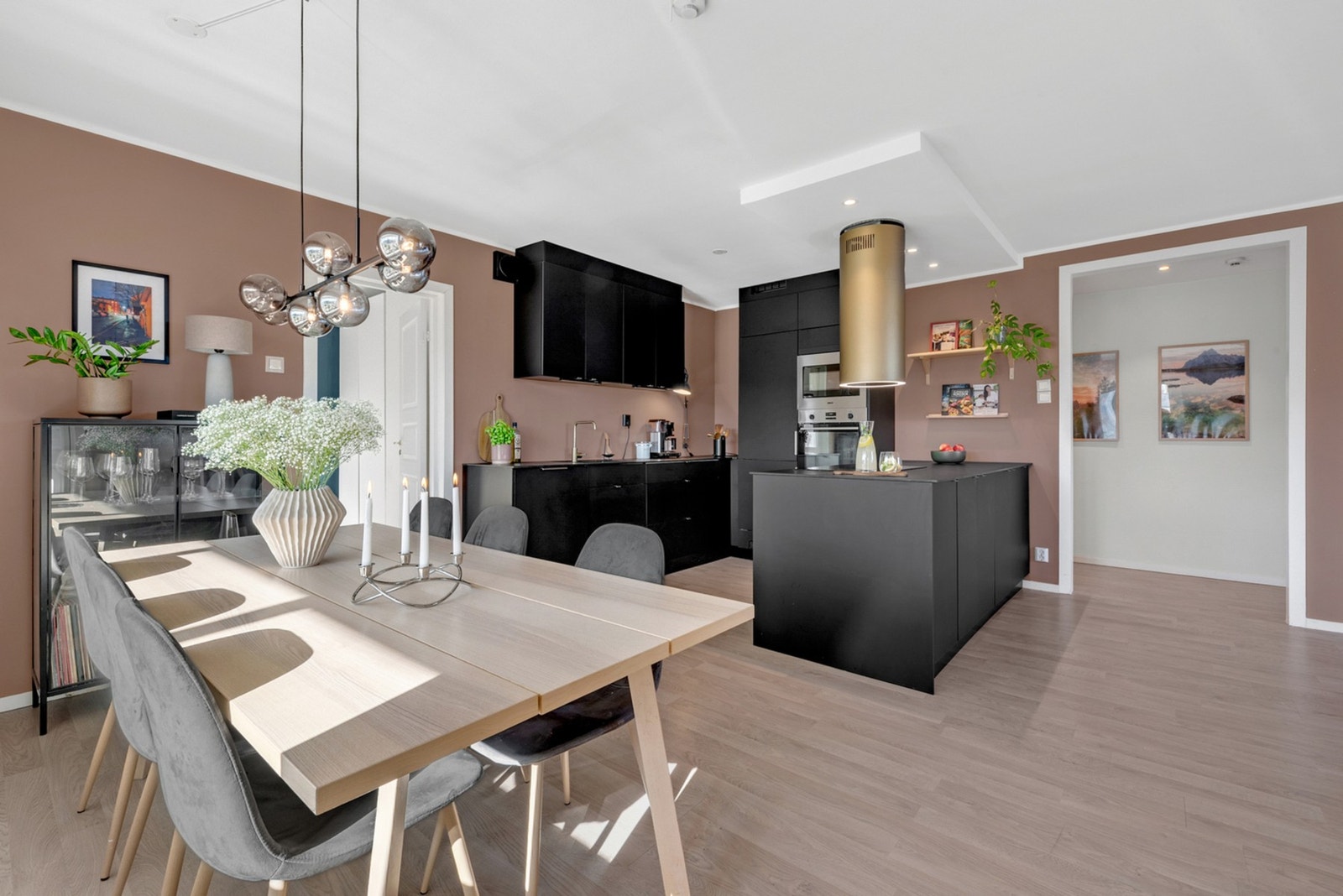 Den åpne stue-/kjøkkenløsningen legger til rette for et sosialt hjemmemiljø og har flott plass til spisebord. Galleribilde