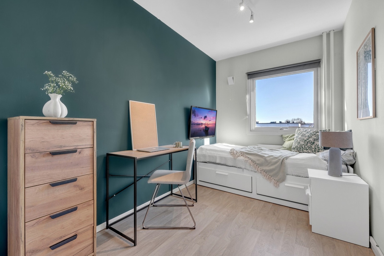 Soverom nummer to byr på fleksible møbleringsmuligheter, med plass til både seng og en praktisk arbeidsplass. Galleribilde
