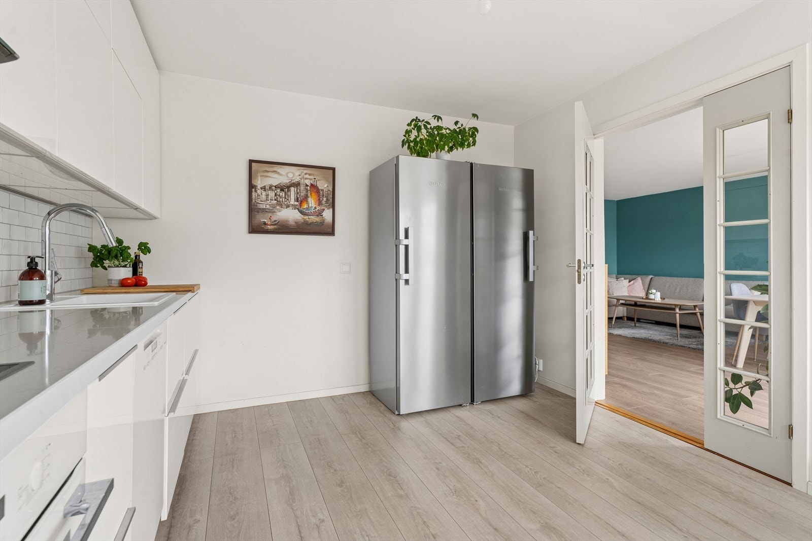 Kjøkkenet har integrerte hvitevarer med induksjon platetopp og stekeovn, samt frittstående kjøleskap med frysedel og opplegg for oppvaskmaskin. Galleribilde