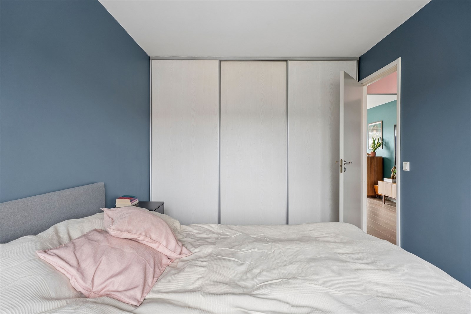 Soveromet er innredet med romslig skyvedørsgarderobe. Galleribilde
