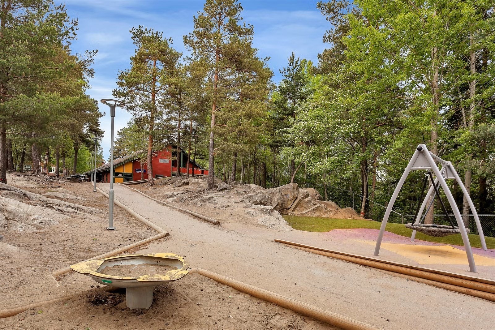 Øverst i borettslaget finnes barnehage og Søndre ås gård. Galleribilde