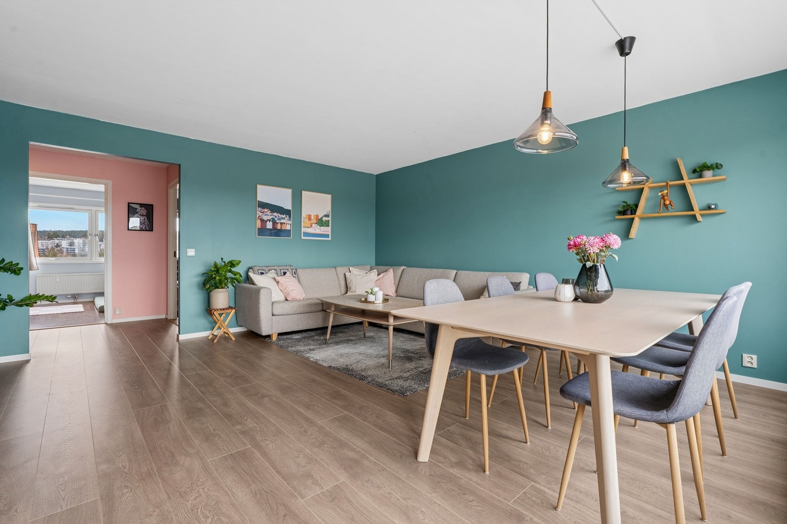God plass til romslig spisegruppe. Her er det hyggelig å dekke opp til middagsbesøk! Galleribilde