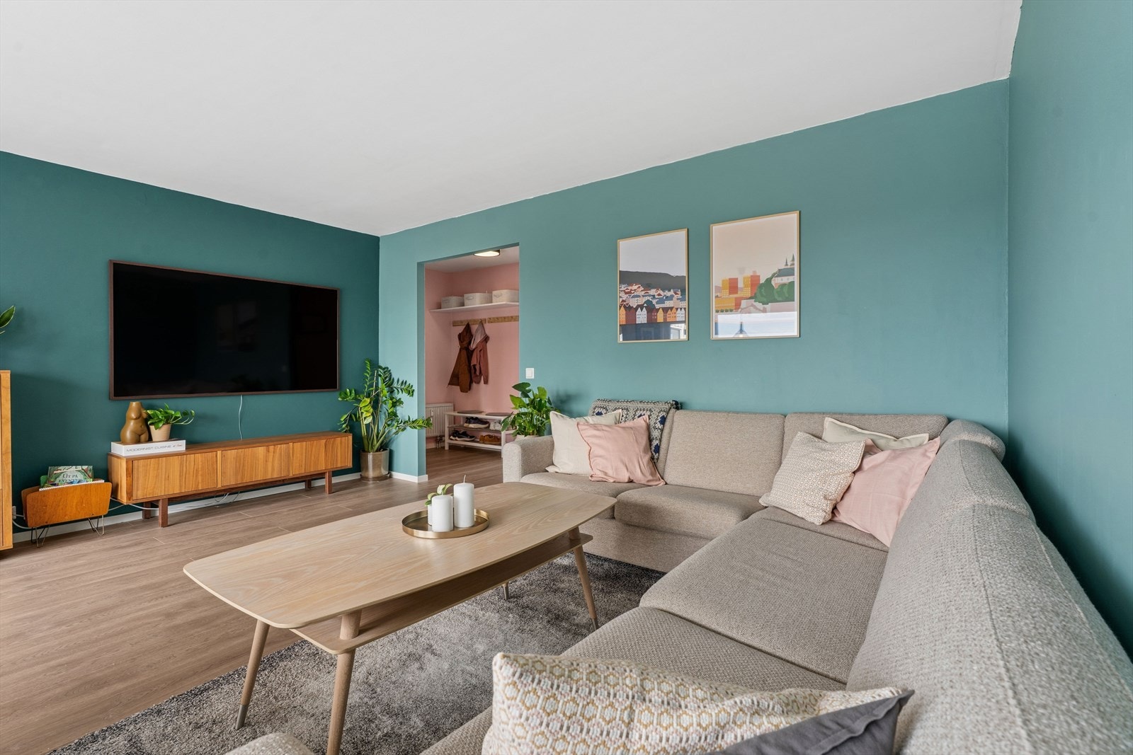 Stuen er lys og luftig med god plass til både sofagruppe, spisebord og annet ønskelig møblement. Galleribilde