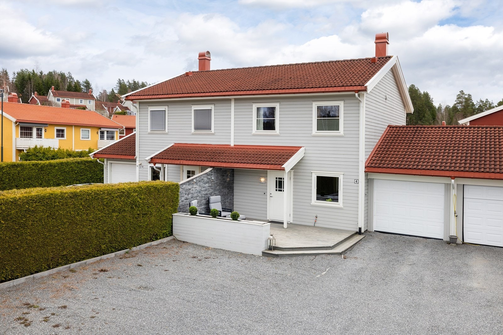 Beliggenheten i Hvervenenga kombinerer landlig ro med kort vei til servicetilbud, skoler og gode pendlermuligheter mot Oslo. Galleribilde