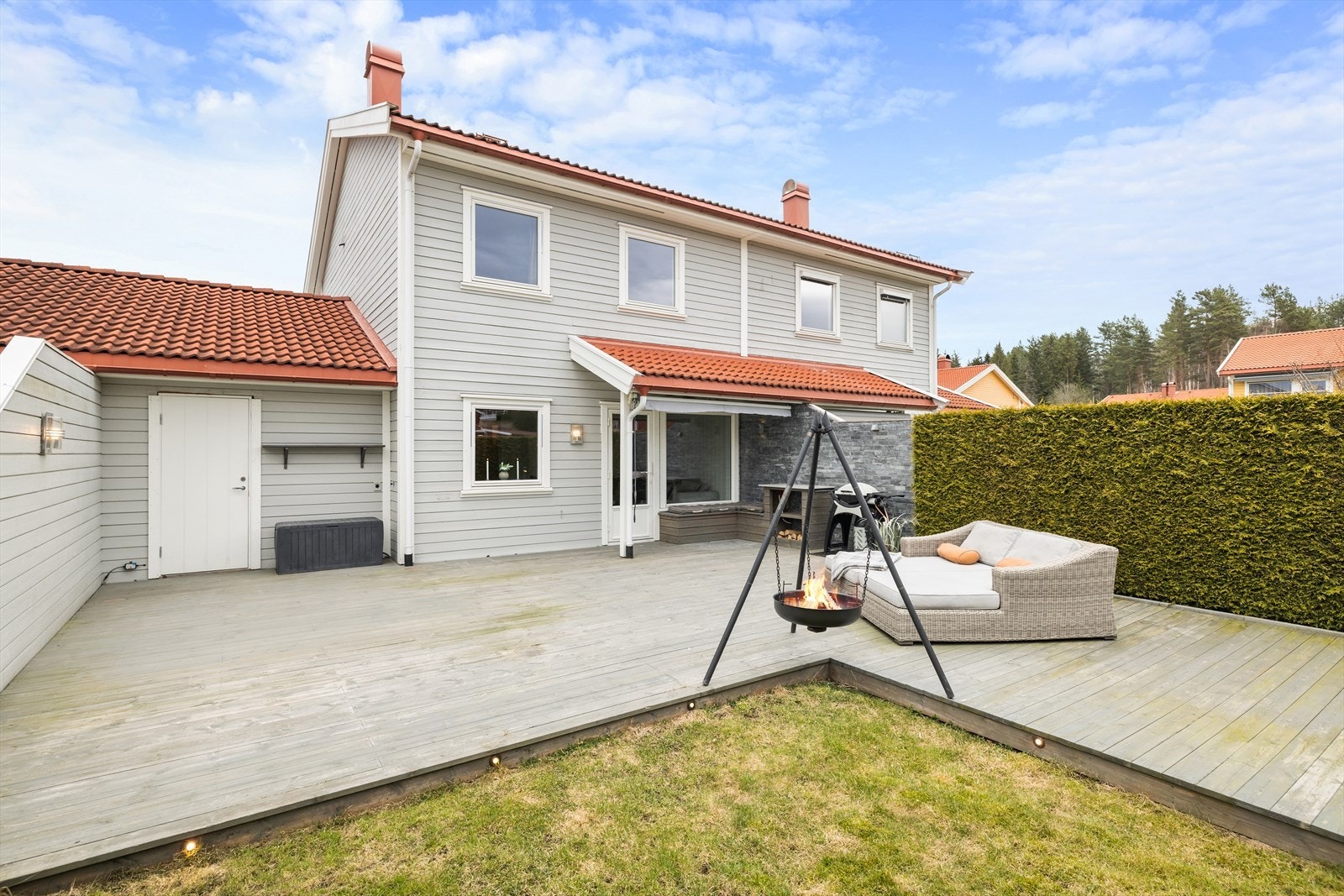 Den store, sørvendte terrassen på 61 m² har direkte utgang fra stuen og rikelig med plass for både sittegrupper og lek. Galleribilde