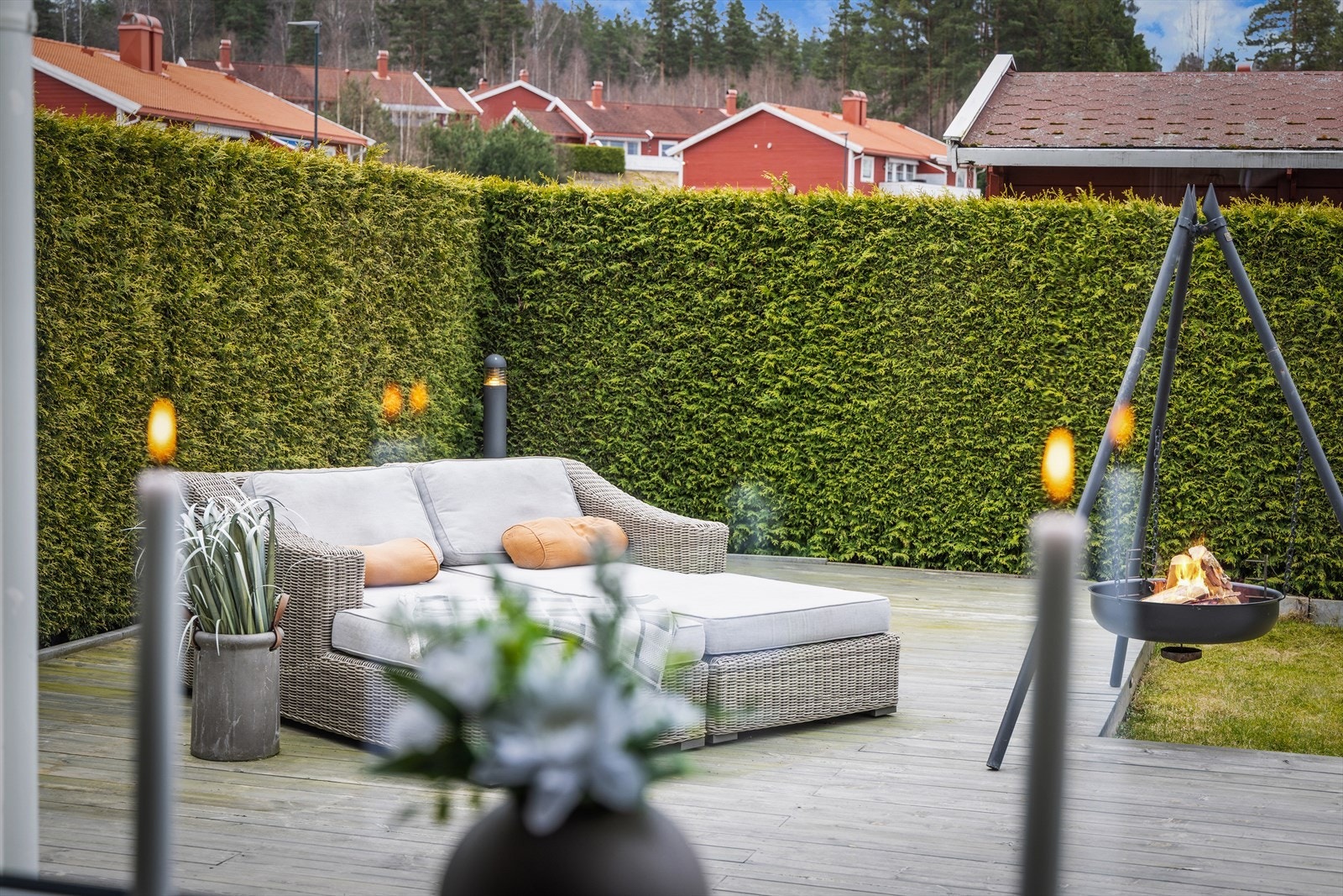 Utsikt fra stuen mot den skjermede og private uteplassen. Galleribilde