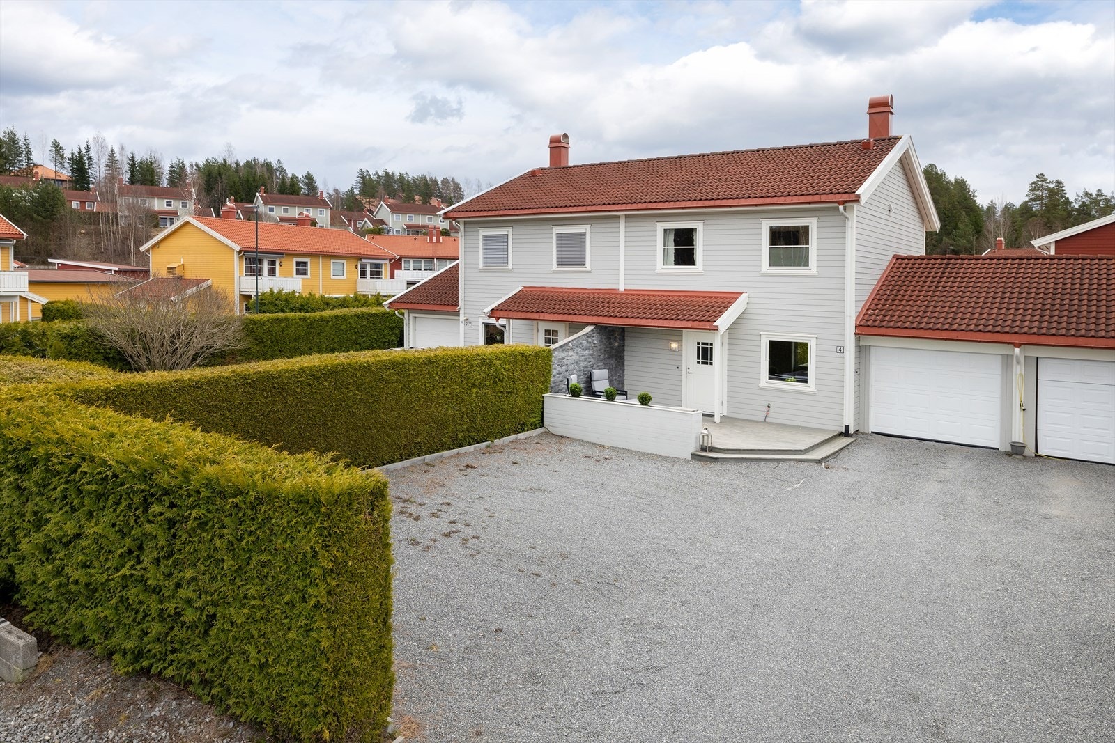 Velkommen til Moholtveien 4! En innholdsrik og familievennlig halvpart av tomannsbolig fra 2007, med stor gårdsplass og egen garasje. Galleribilde