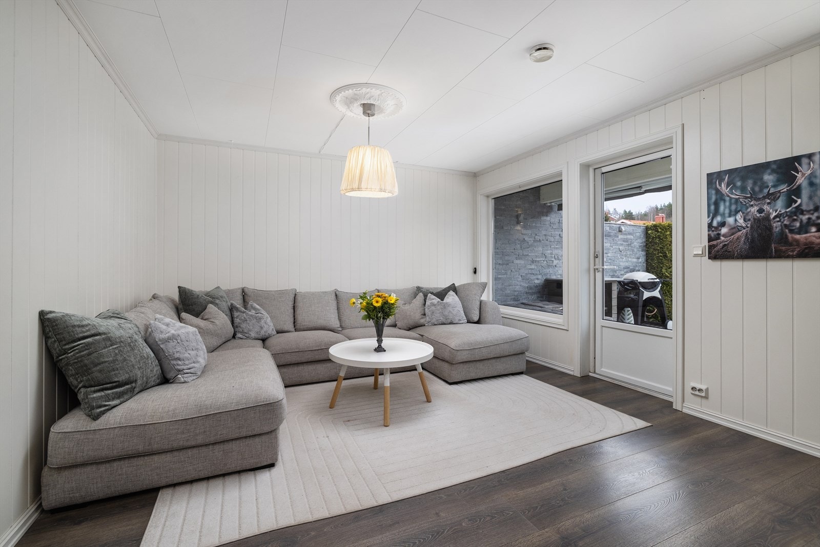 Stuen har god plass til en romslig sofagruppe og TV-møblement. Galleribilde