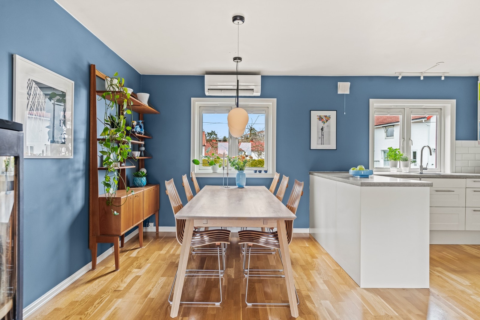 Lys og innbydende spiseplass med god plass til stort spisebord , perfekt for hyggelige middager med familie og venner. Galleribilde