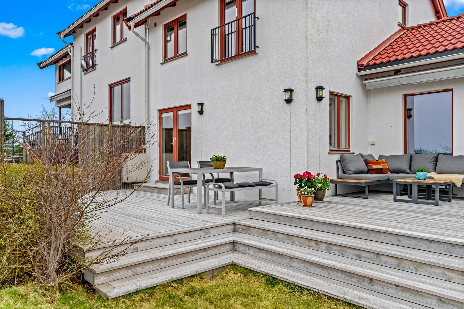 Terrasse og platting gir flere soner for avslapning og sosialt liv utendørs. Galleribilde