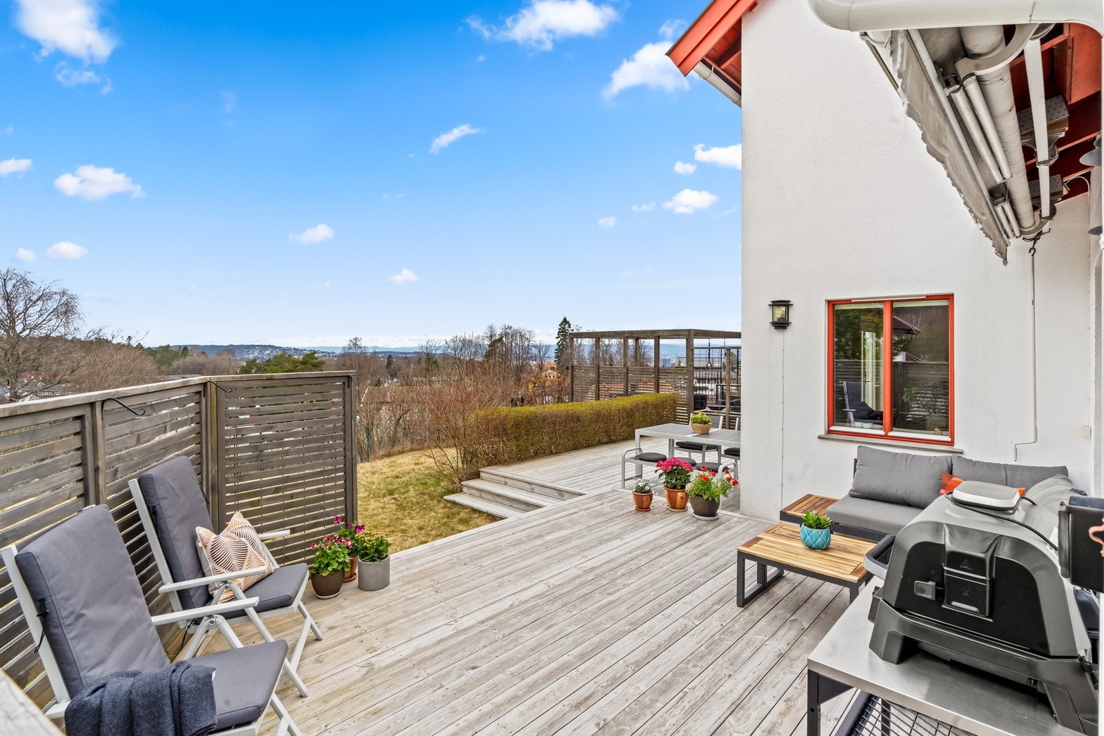 Terrasse med god plass til utemøblering og hyggelige soner for både avslapning og måltider. Galleribilde