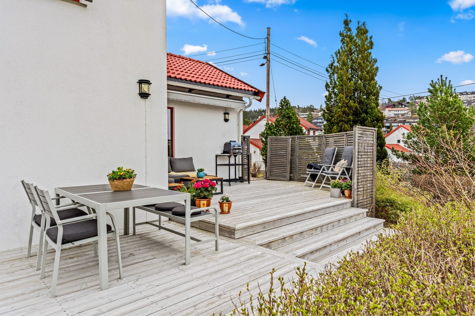 Stor og praktisk uteplass med god boltreplass for både voksne og barn. Galleribilde