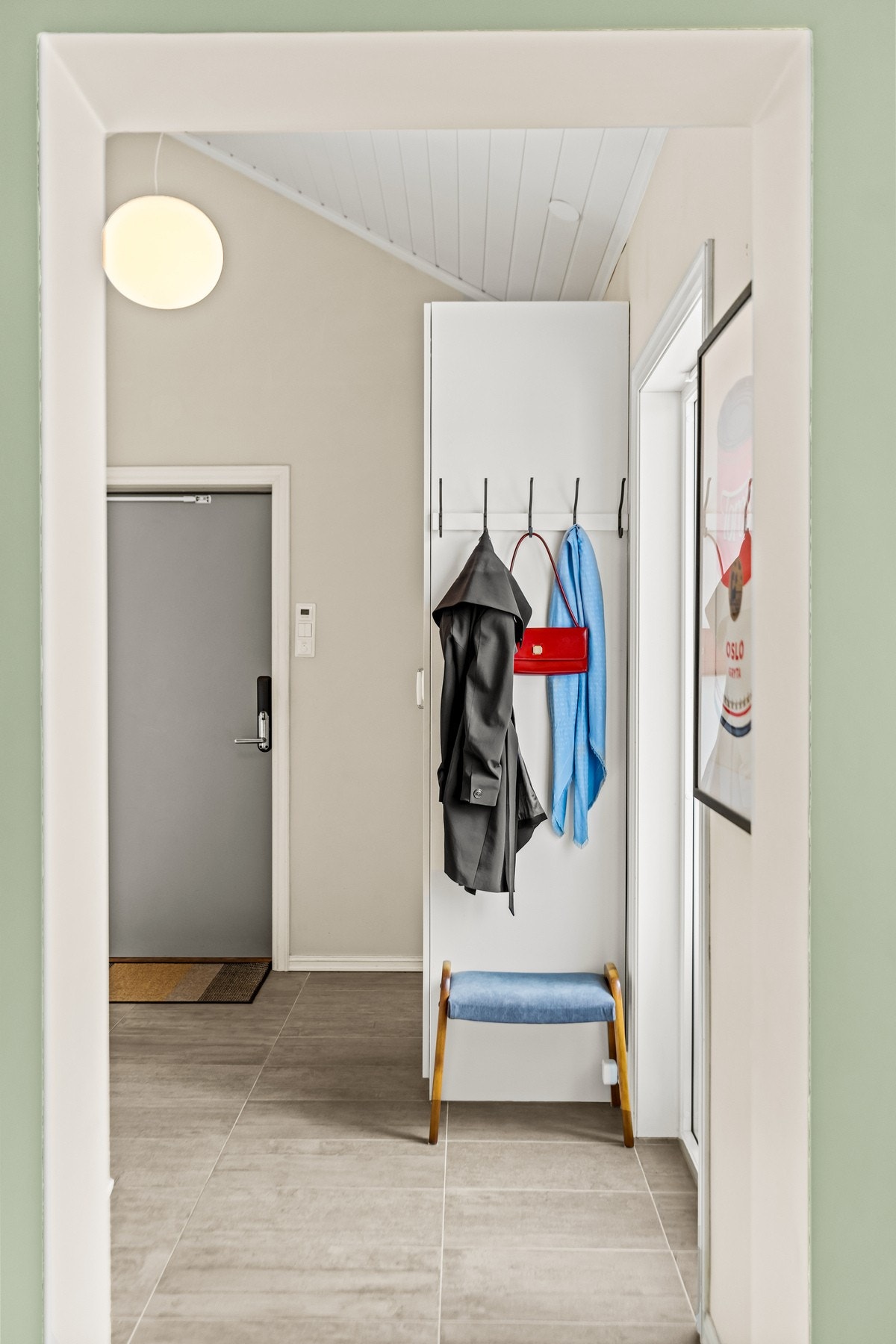 Lys og praktisk gang med en god planløsning som binder sammen etasjens rom på en naturlig måte. Her er det plass til garderobeløsning eller annen oppbevaring. Galleribilde