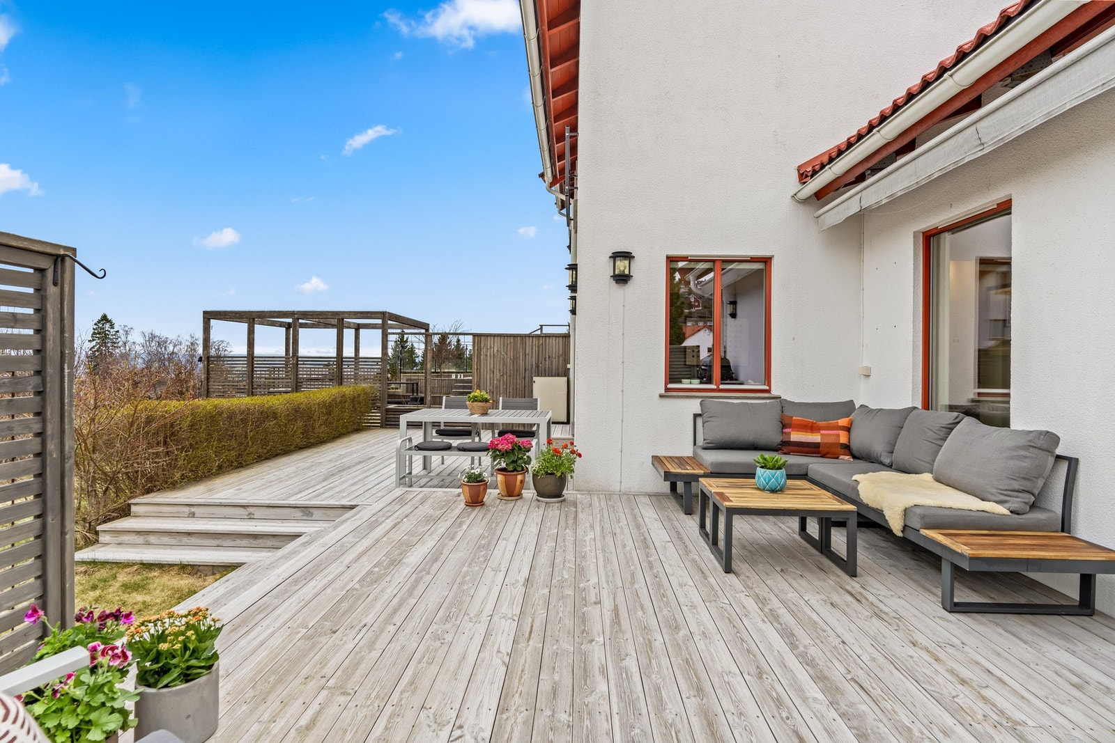 Romslig terrasse med gode solforhold og plass til sittegruppe, perfekt for hyggelige sommerdager. Galleribilde