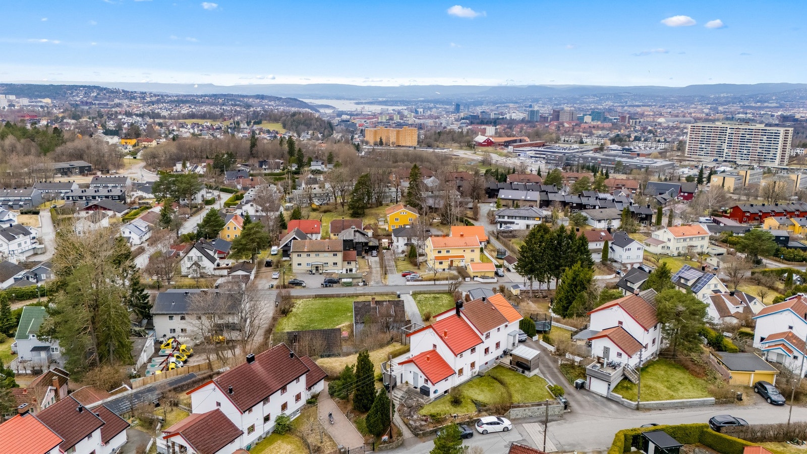 Boligen ligger fint til i et familievennlig område med kort vei til daglige servicetilbud og rekreasjonsmuligheter. Galleribilde