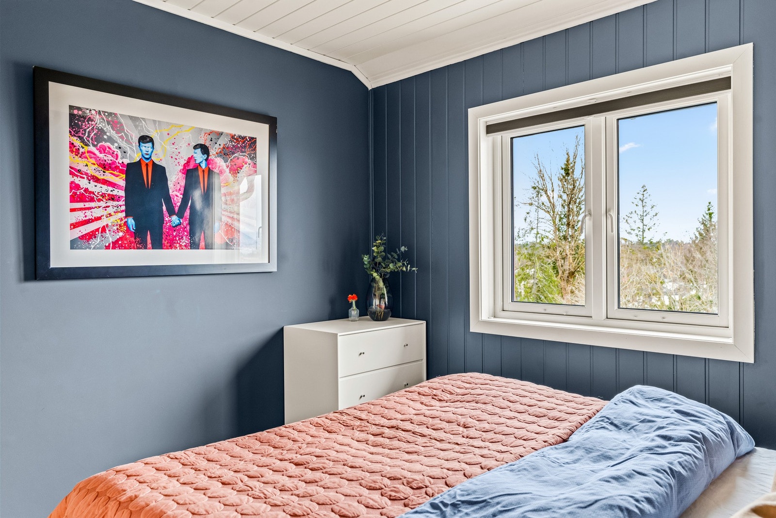Soverommet får rikelig med naturlig lys inn lys og bidrar til en luftig og behagelig atmosfære. Galleribilde