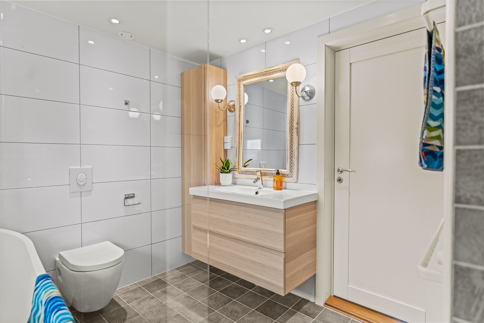 Badet har en romslig og praktisk løsning med god plass til oppbevaring. Galleribilde