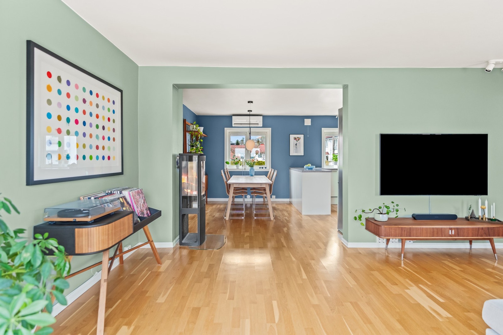 Det er en svært god planløsning i dette huset, og rommene flyter godt inn i hverandre. Galleribilde