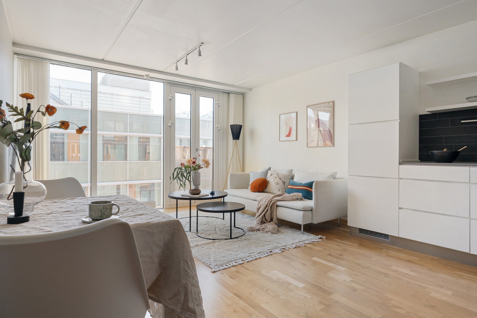 Leiligheten er gjennomgående lys med moderne standard.