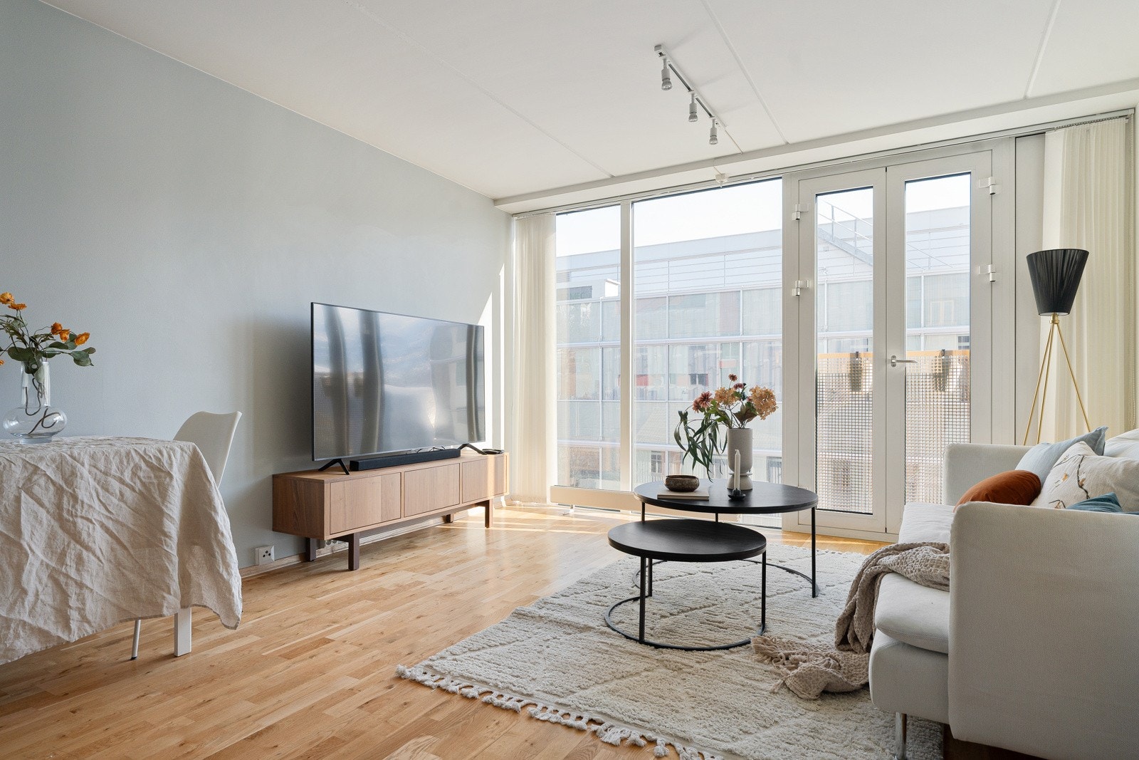 Velkommen inn i den lyse og åpne stua, de store vindusflatene slipper inn rikelig med naturlig lys som gir en svært god romfølelse.