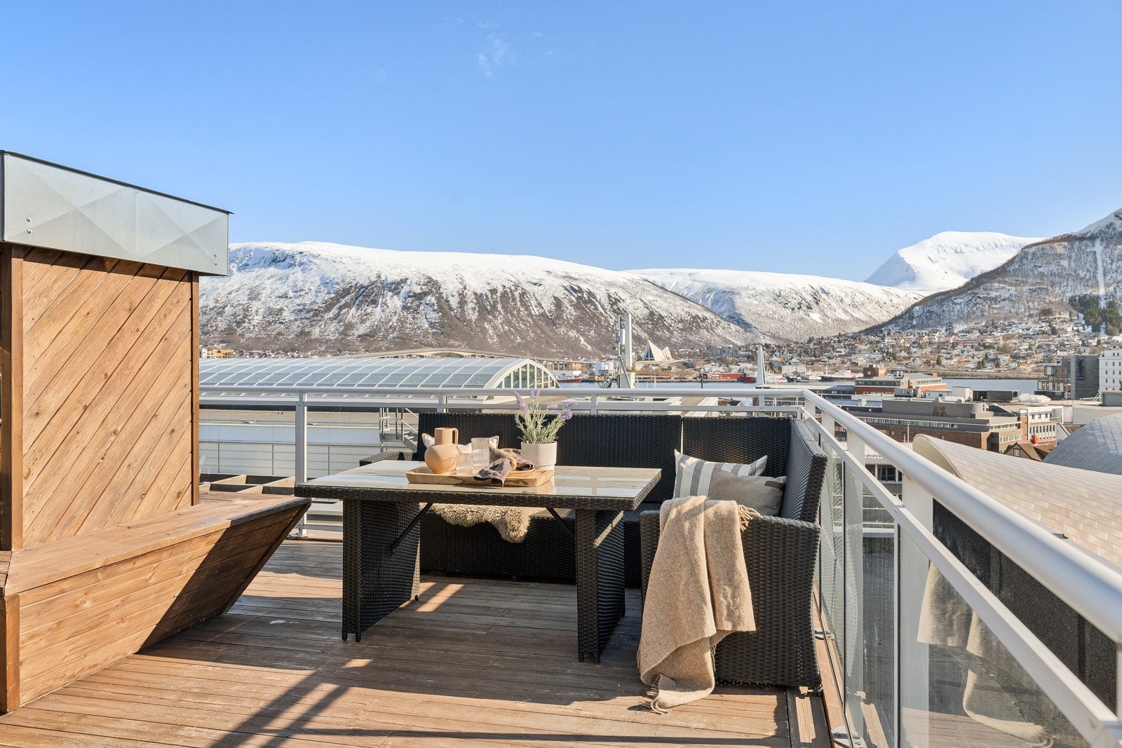 Felles takterrasse med nydelige sol- og utsiktsforhold!