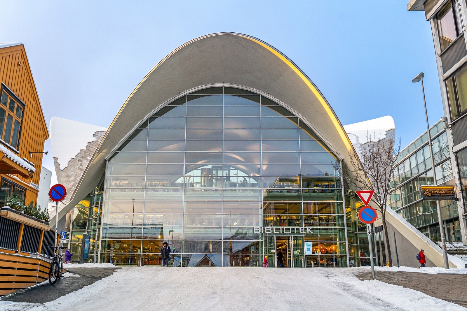 Ca. 30 meter fra inngangsdøren ligger biblioteket
