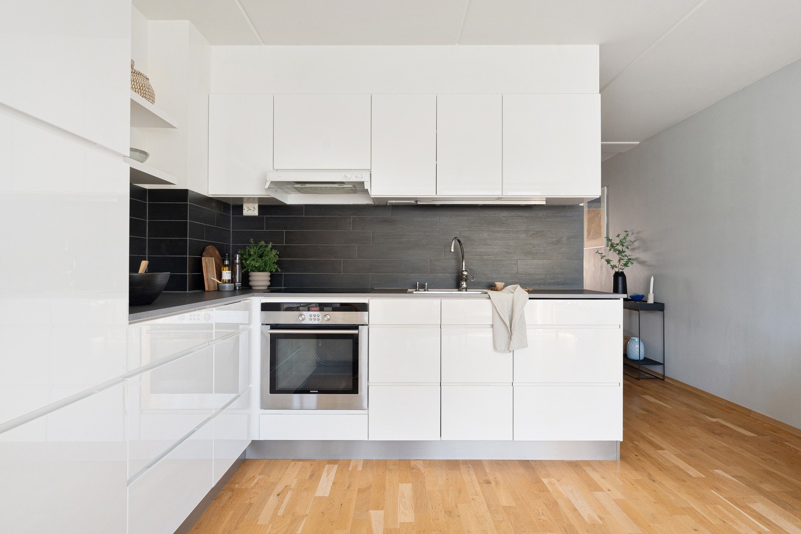 Kjøkkenet byr på svært gode arbeidsforhold med rikelig med benkeplass og skapplass.