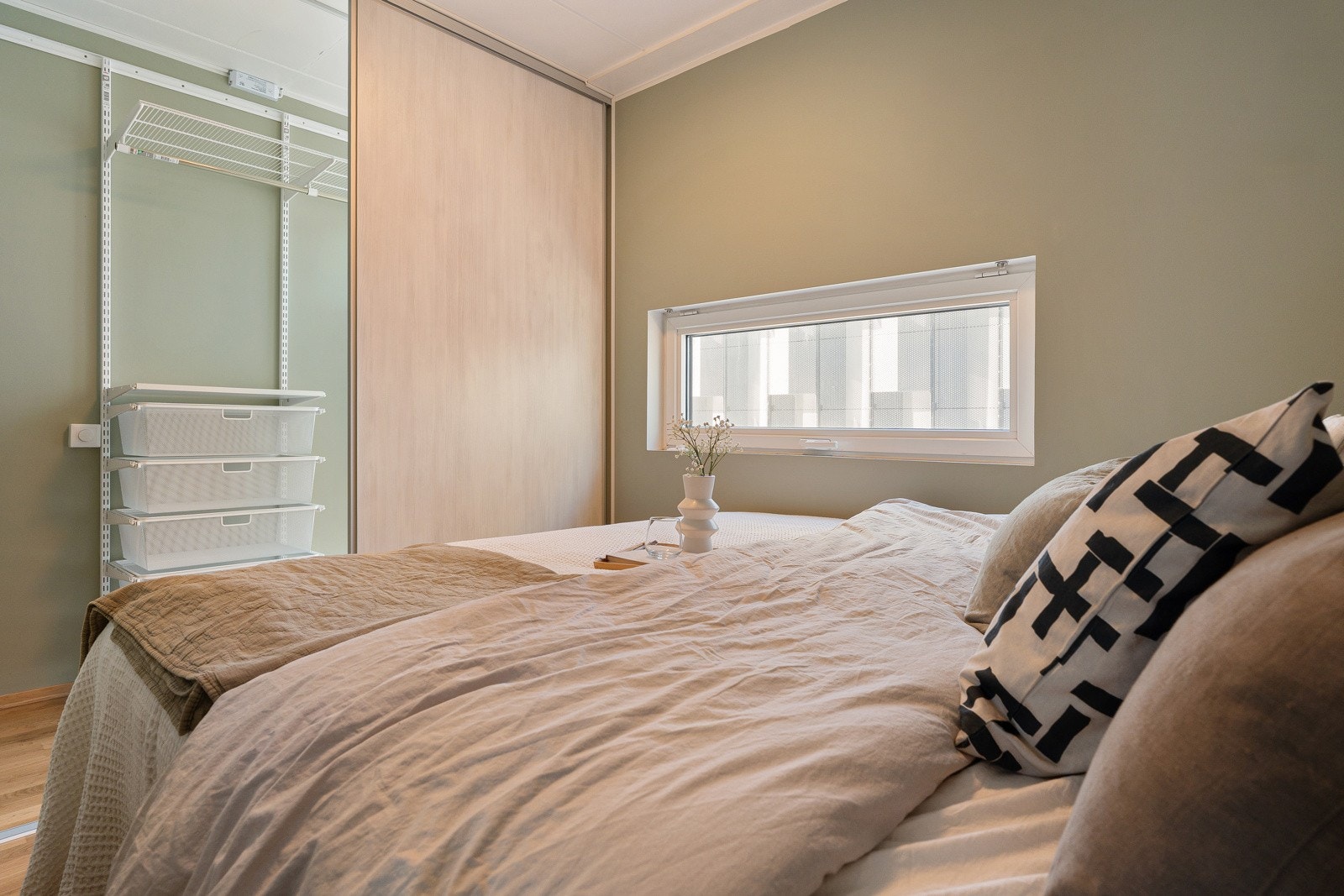 Romslig soverom - Her har du god plass til ønsket sengestørrelse og tilhørende møblement, samt skyvedørsgarderobe