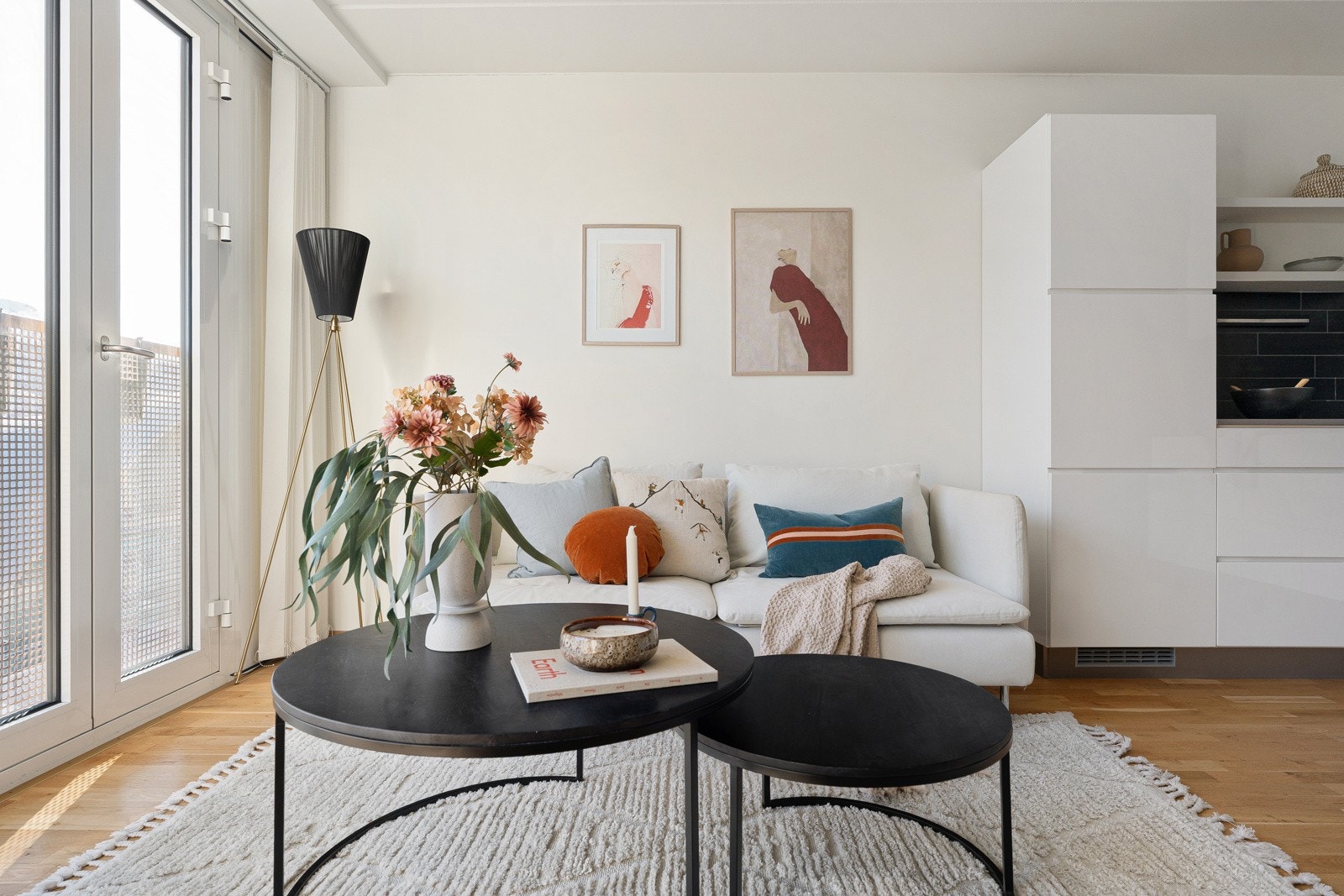 Sosial og åpen planløsning med gode møbleringsmuligheter.