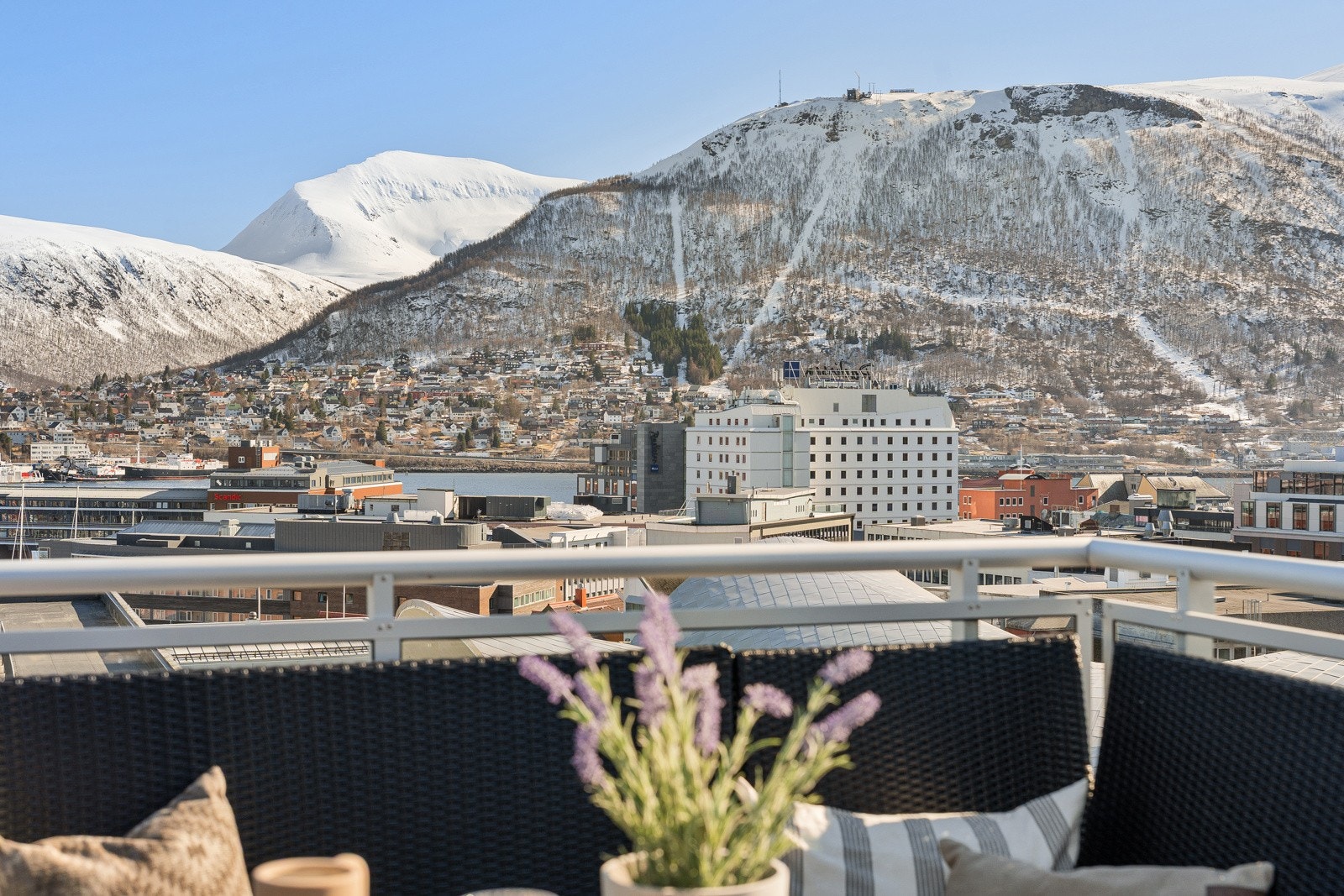 Herlig felles takterrasse med nydelig utsikt og flotte solforhold!