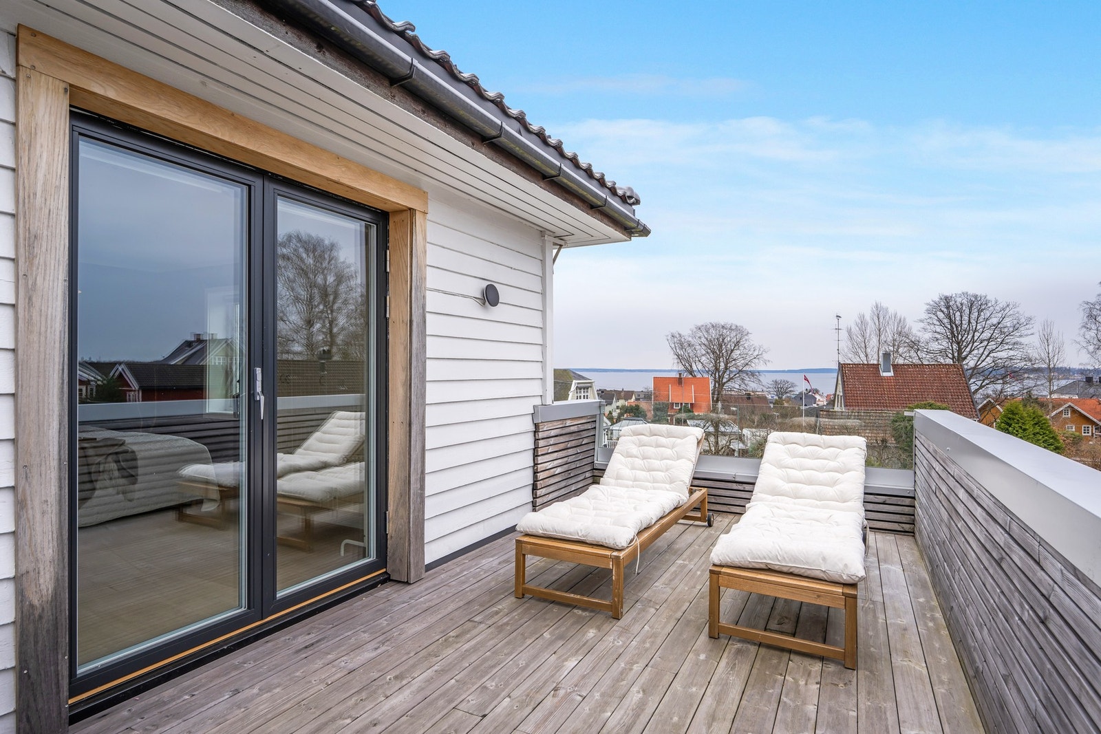 Fra soverommet er det utgang til denne solrike verandaen med sjøutsikt! Galleribilde