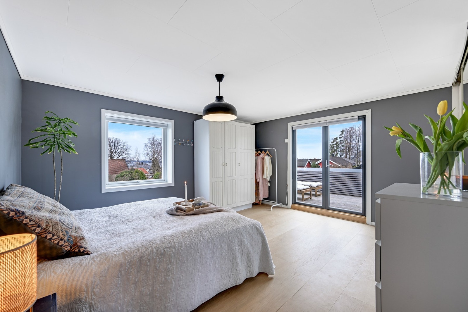 I 2. etasje finner vi to gode soverom og et bad Galleribilde