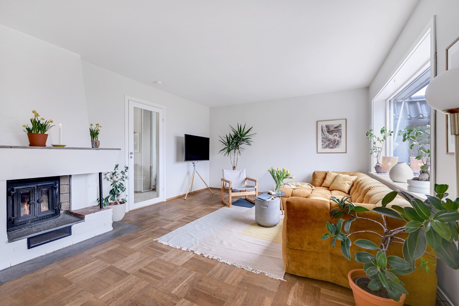 Videre inn kommer man til den store deilige stuen Galleribilde
